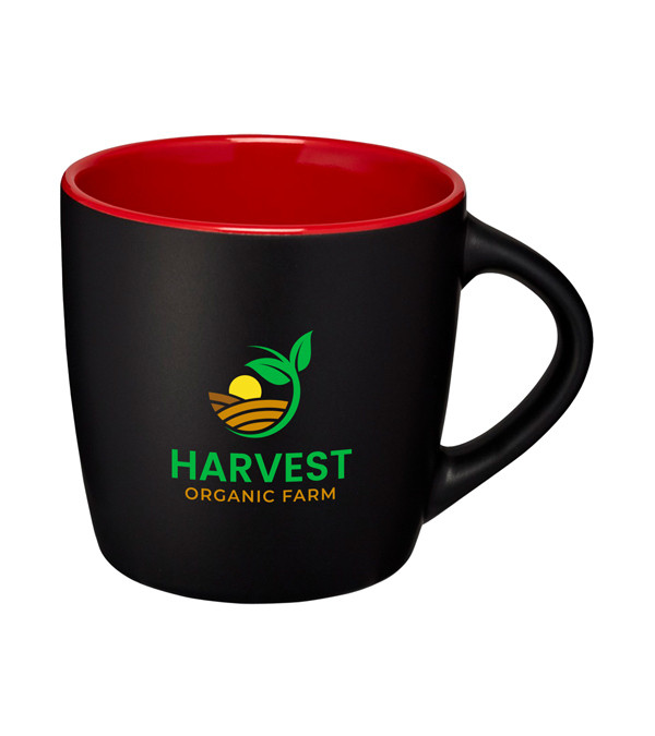 Kaffee wird in eine matte Keramiktasse mit 340 ml Fassungsvermögen eingeschenkt und im Büro getrunken. Robuste Tasse für Heißgetränke im Homeoffice und Arbeitsalltag.
